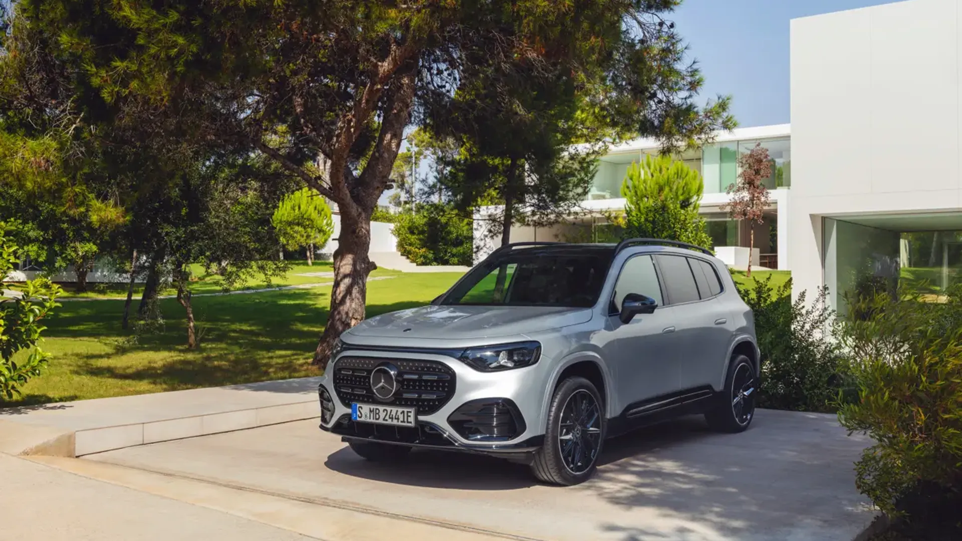 Elettronauti - Mercedes-Benz EQB 250+ - Blu - Esterno - Vista anteriore a tre quarti