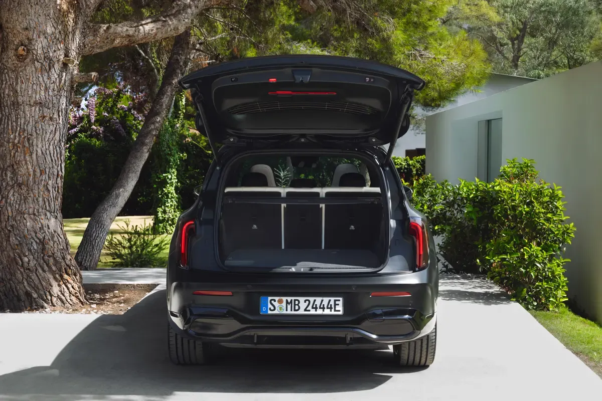 Elettronauti - Mercedes-Benz EQB 250+ - Blu - Esterno - Vista anteriore a tre quarti