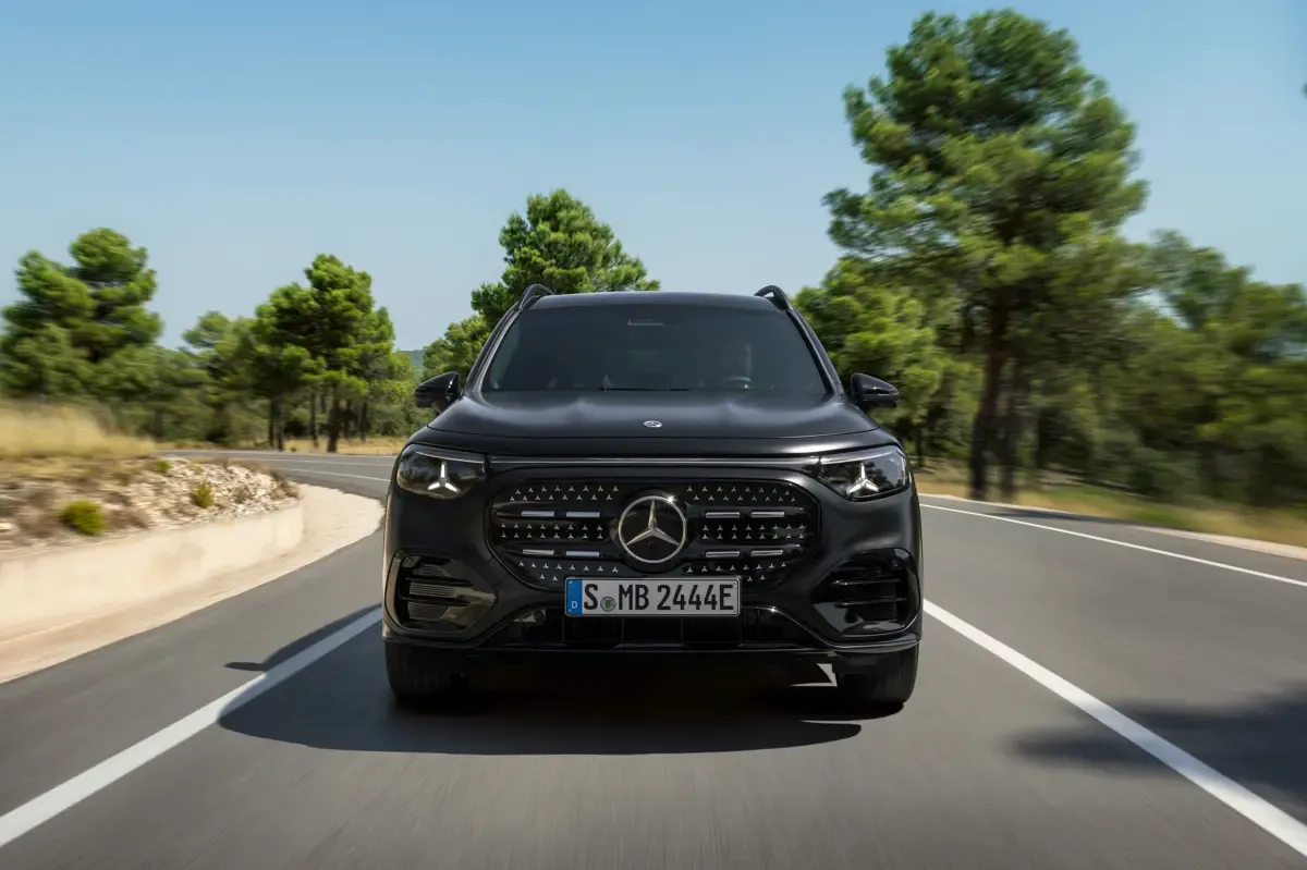 Elettronauti - Mercedes-Benz EQB 250+ - Grigio - Esterno - Vista anteriore a tre quarti