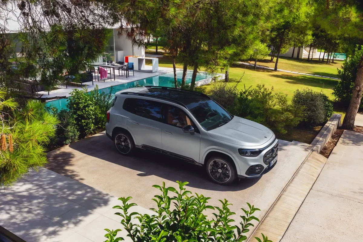 Elettronauti - Mercedes-Benz EQB 250+ - Grigio - Esterno - Vista anteriore a tre quarti