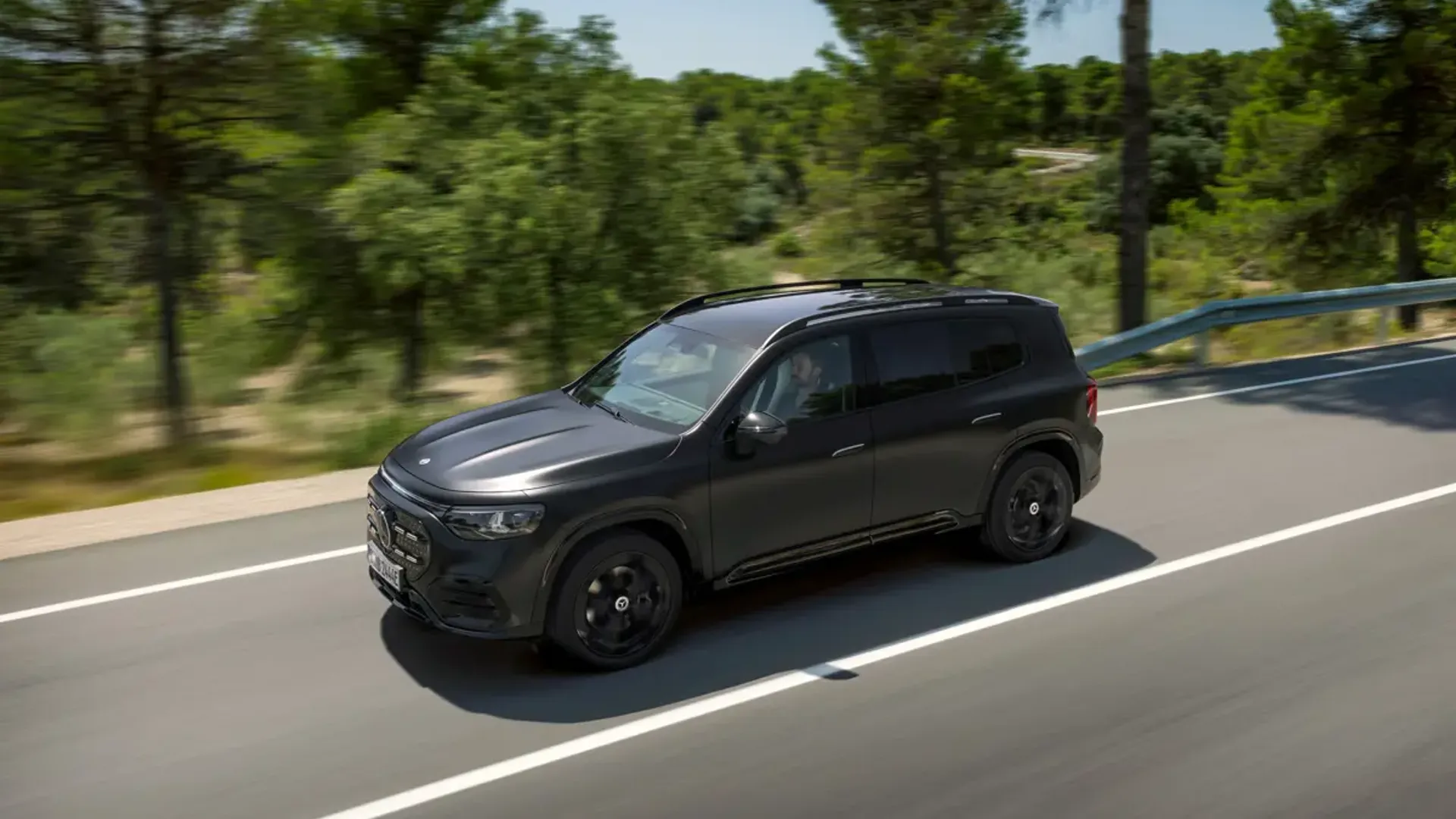 Elettronauti - Mercedes-Benz EQB 250+ - Grigio - Esterno - Vista anteriore a tre quarti