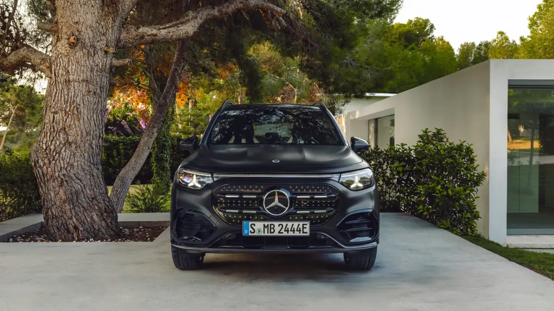 Elettronauti - Mercedes-Benz EQB 250+ - Grigio - Esterno - Vista anteriore a tre quarti