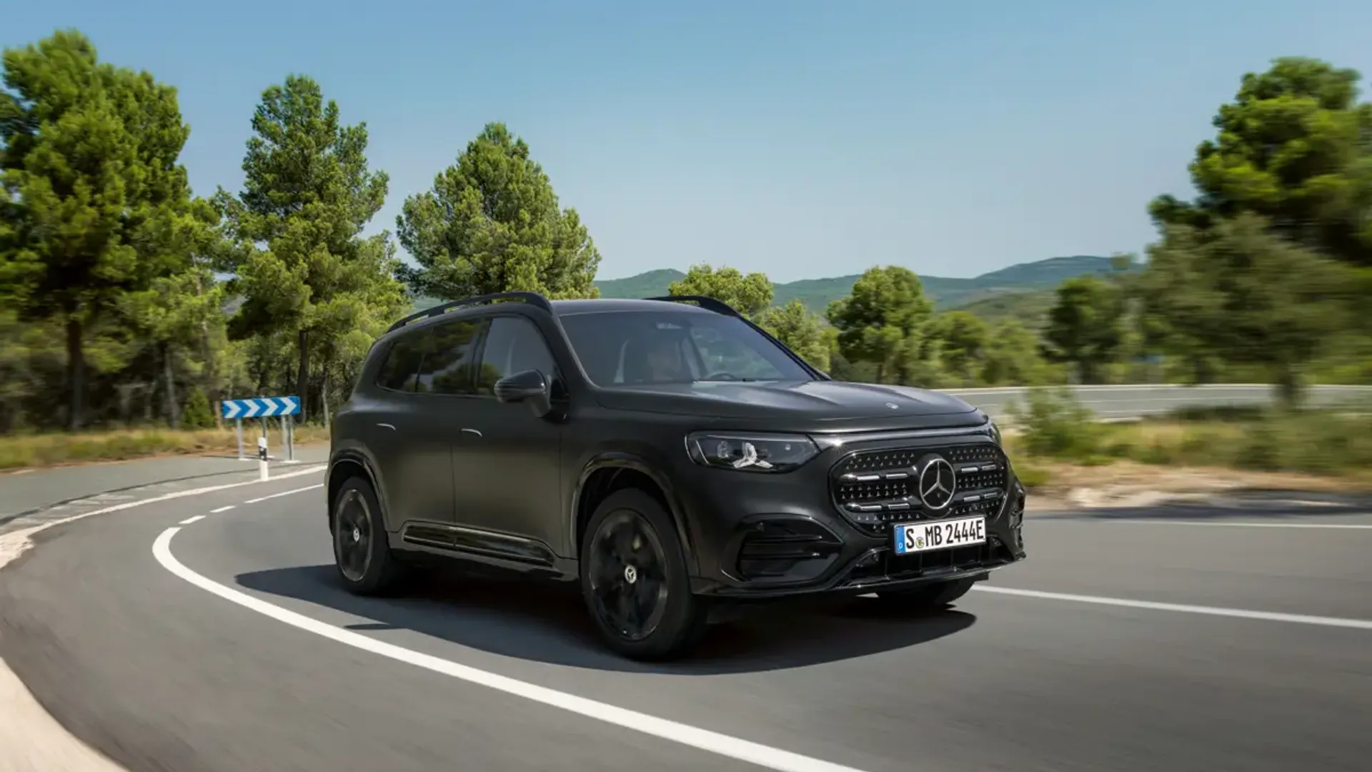 Elettronauti - Mercedes-Benz EQB 250+ - Bianco - Esterno - Vista anteriore a tre quarti