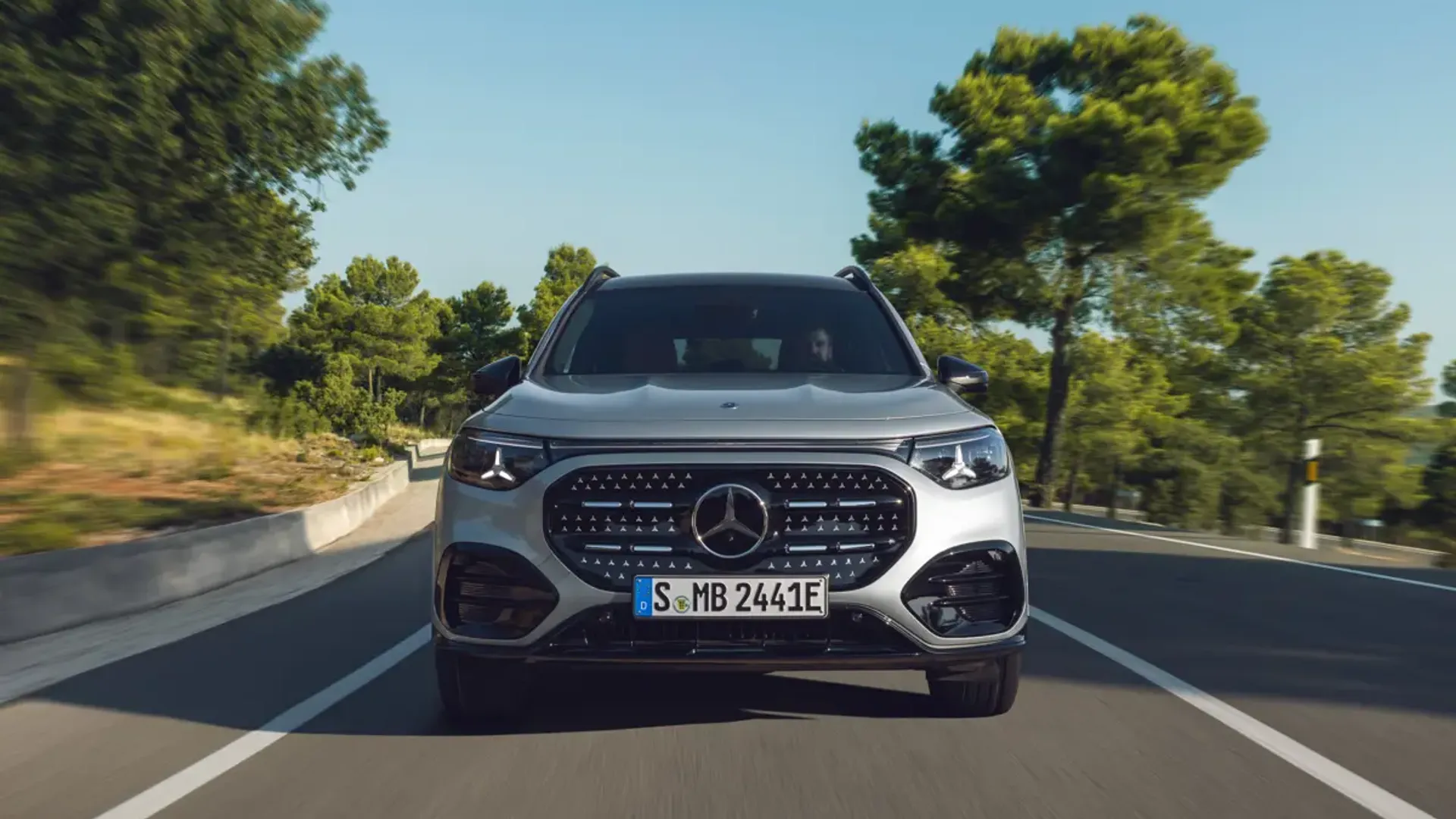Elettronauti - Mercedes-Benz EQB 250+ - Bianco - Esterno - Vista anteriore a tre quarti