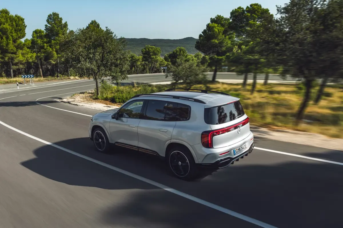 Elettronauti - Mercedes-Benz EQB 250+ - Bianco - Esterno - Vista anteriore a tre quarti