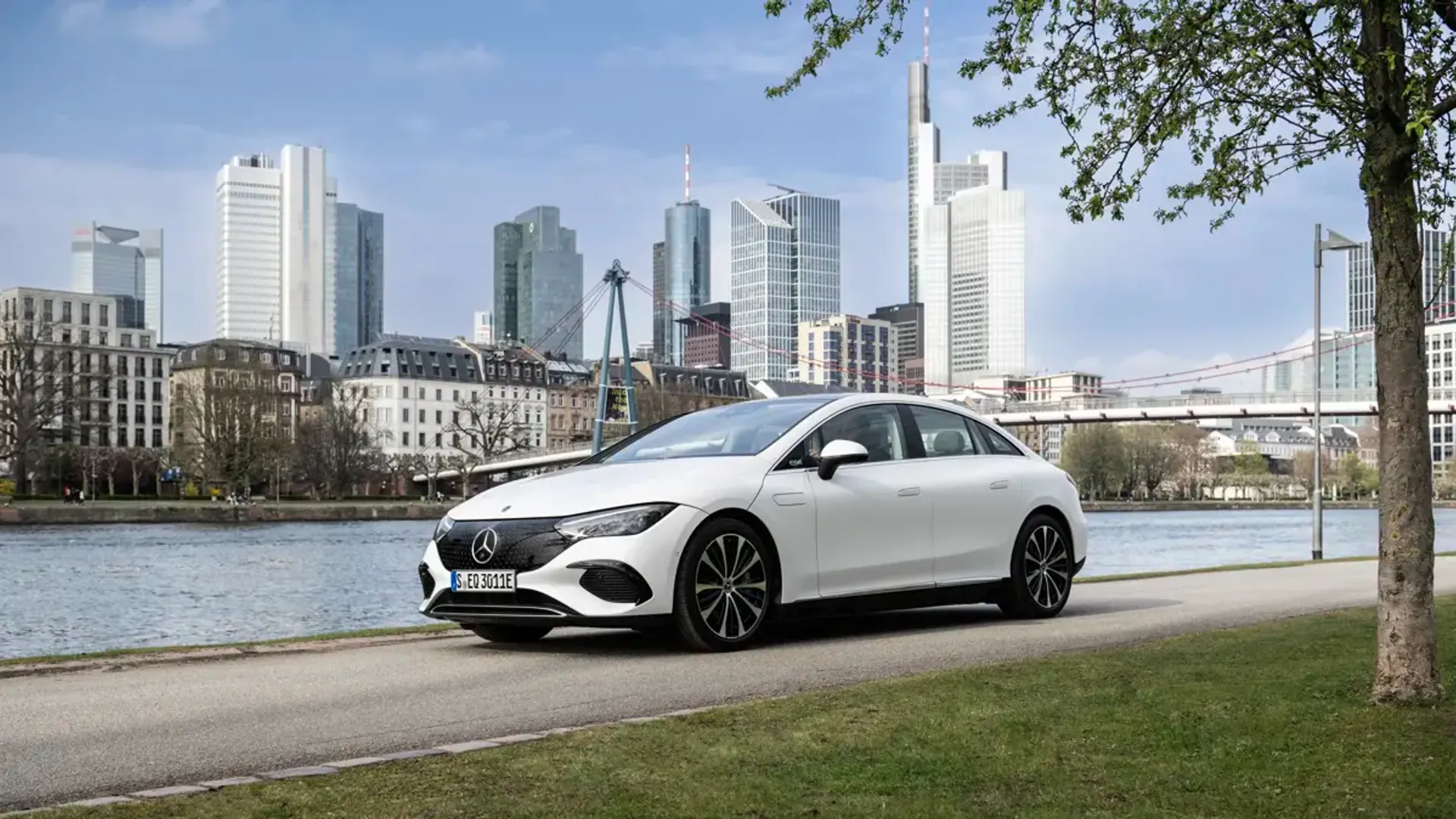 Elettronauti - Mercedes-Benz EQE 300 - Grigio - Esterno - Vista anteriore a tre quarti