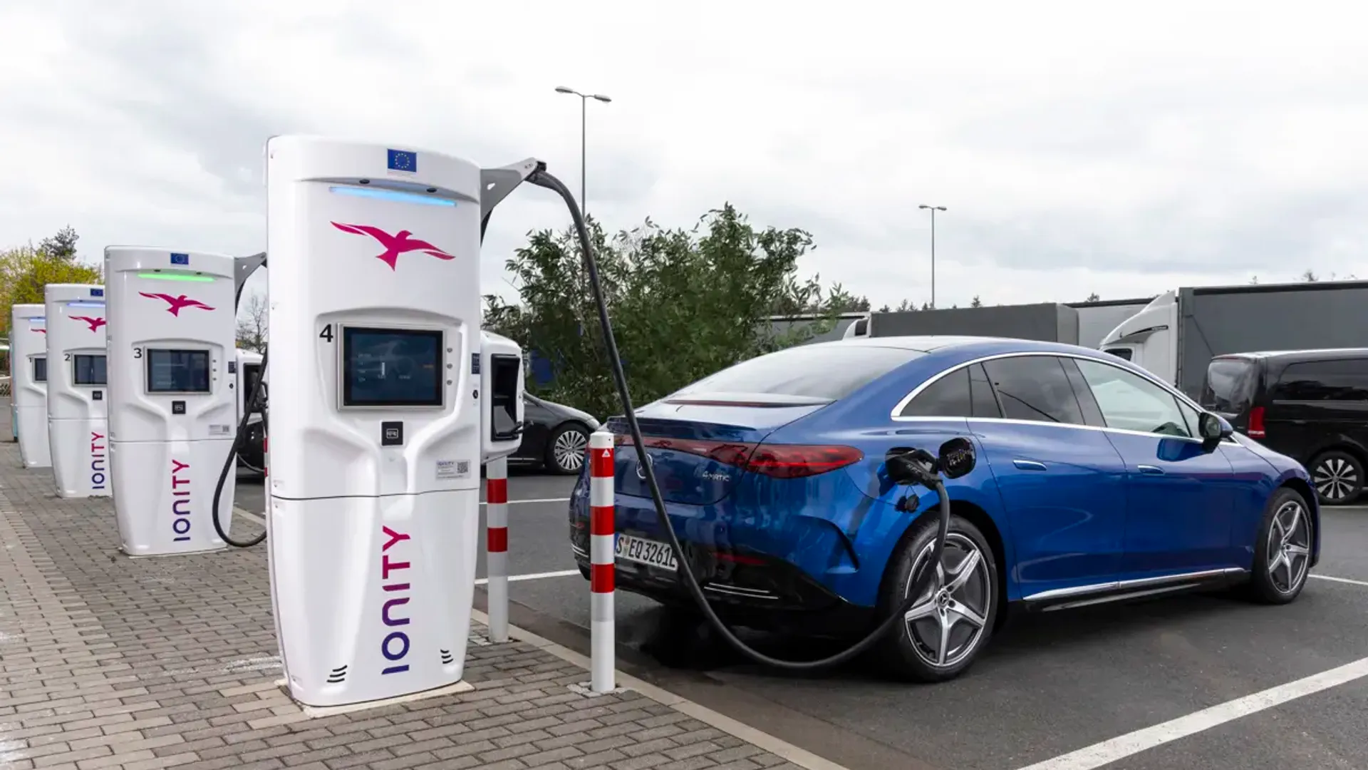 Elettronauti - Mercedes-Benz EQE 300 - Bianco - Esterno - Vista anteriore a tre quarti
