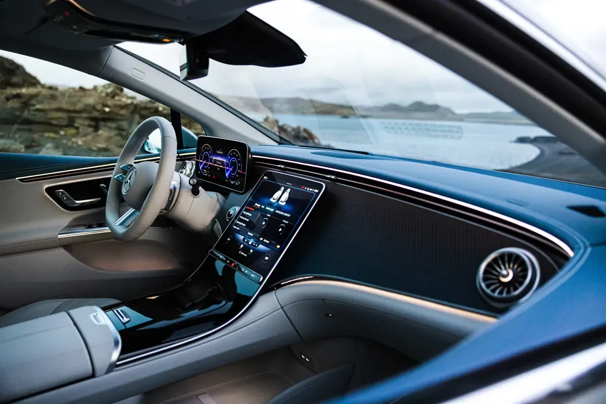 Elettronauti - Mercedes-Benz EQE 300 - Infotainment - Vista della plancia