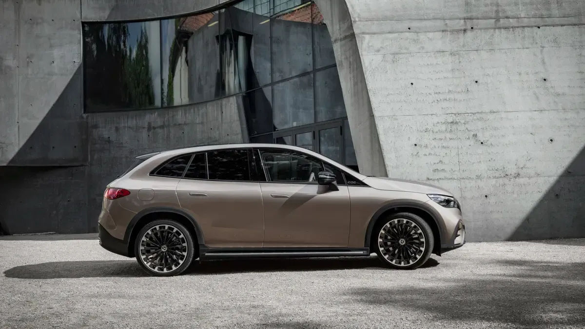 Elettronauti - Mercedes-Benz EQE SUV 350 4MATIC - Nero - Esterno - Vista anteriore a tre quarti