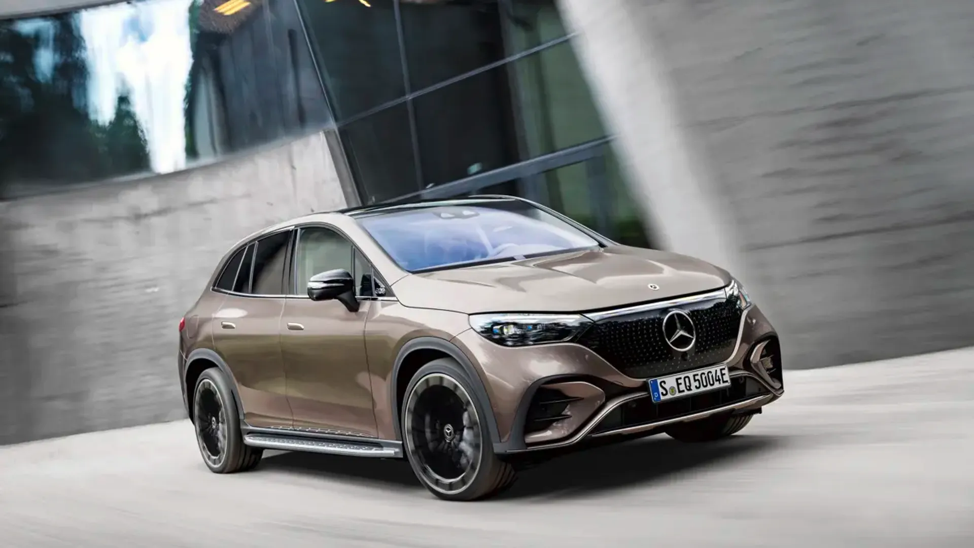 Elettronauti - Mercedes-Benz EQE SUV 350 4MATIC - Grigio - Esterno - Vista anteriore a tre quarti