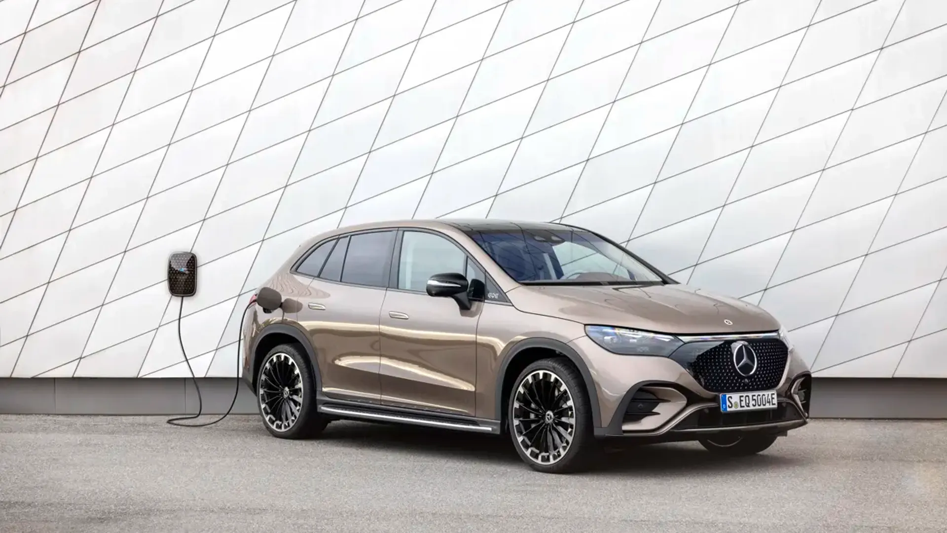 Elettronauti - Mercedes-Benz EQE SUV 350 4MATIC - Grigio - Esterno - Vista anteriore a tre quarti