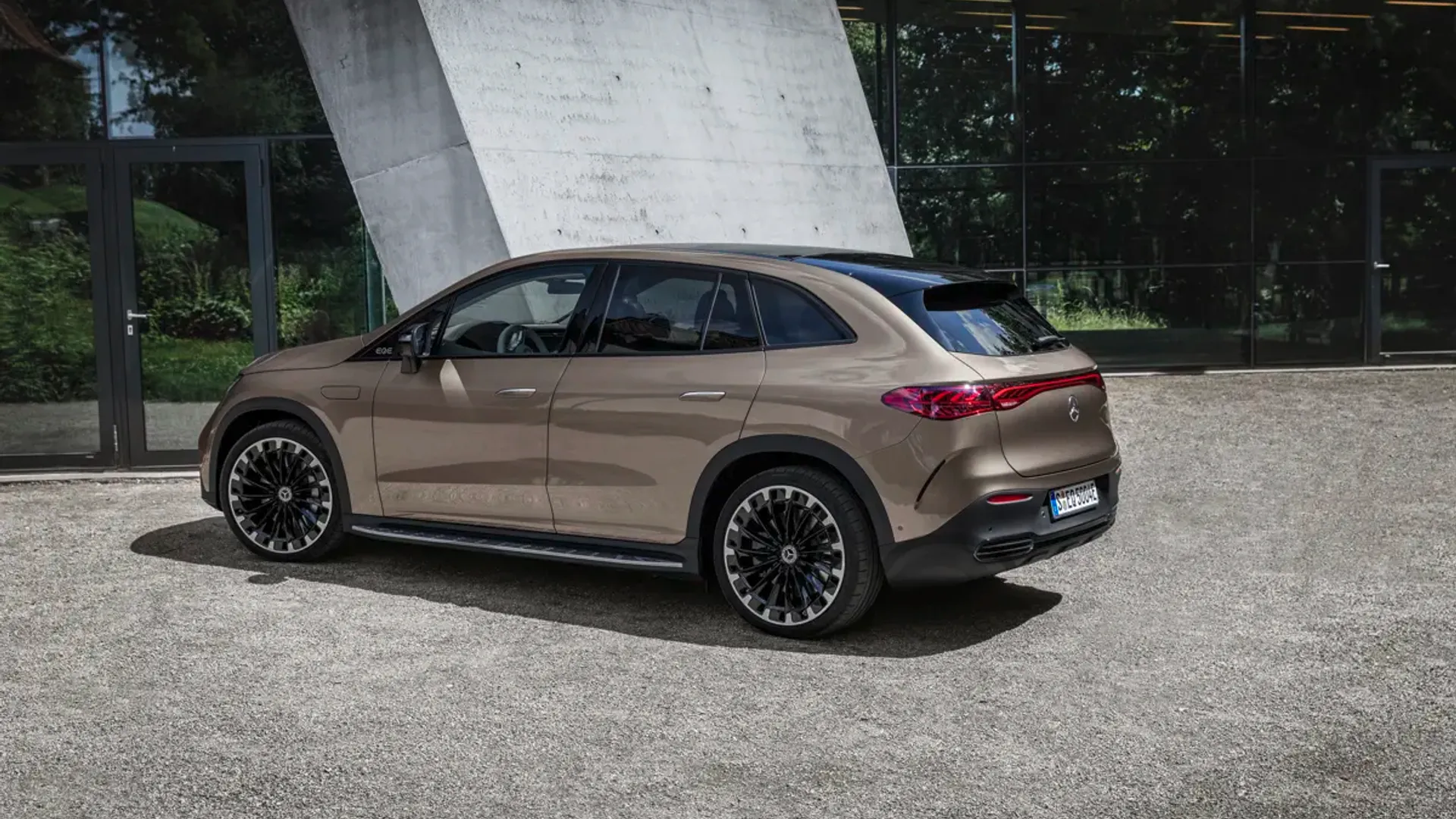 Elettronauti - Mercedes-Benz EQE SUV 350 4MATIC - Argento - Esterno - Vista anteriore a tre quarti