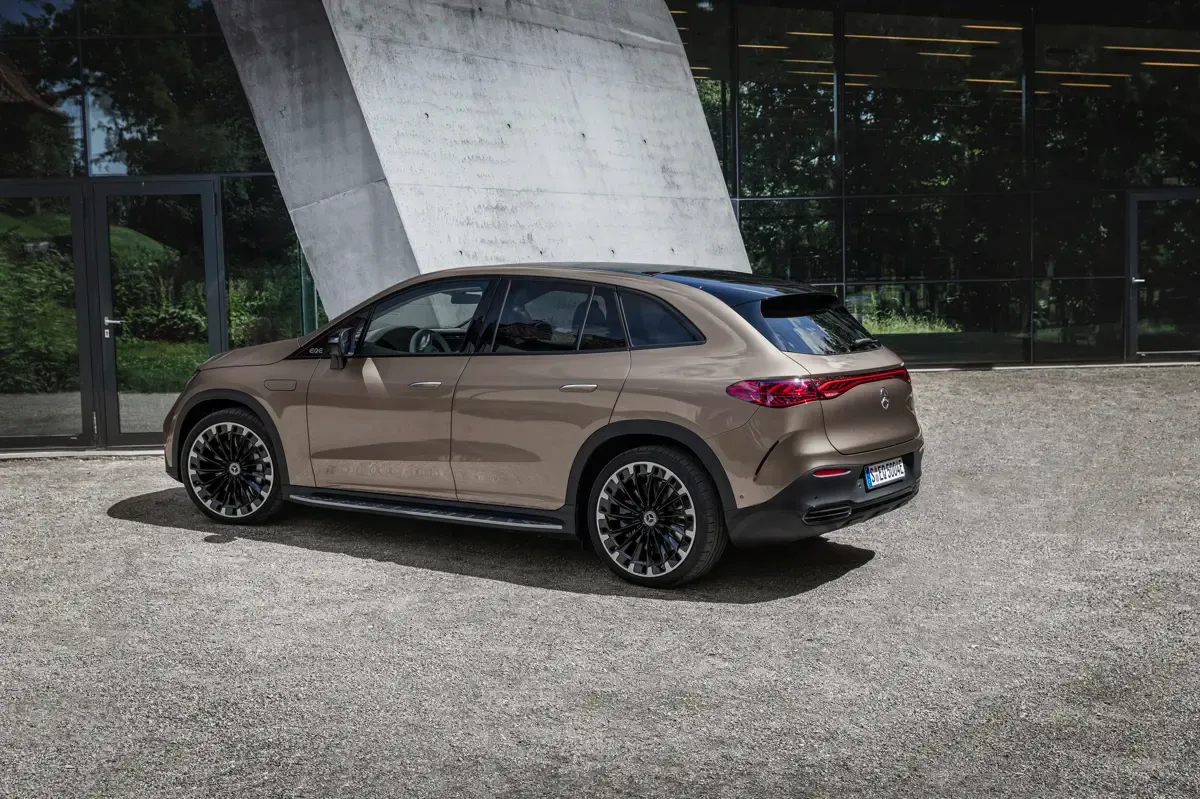Elettronauti - Mercedes-Benz EQE SUV 350 4MATIC - Argento - Esterno - Vista anteriore a tre quarti