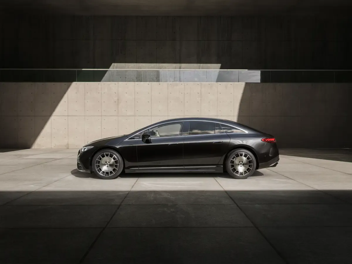 Elettronauti - Mercedes-Benz EQS 400 (MY26) - Nero - Esterno - Vista anteriore a tre quarti