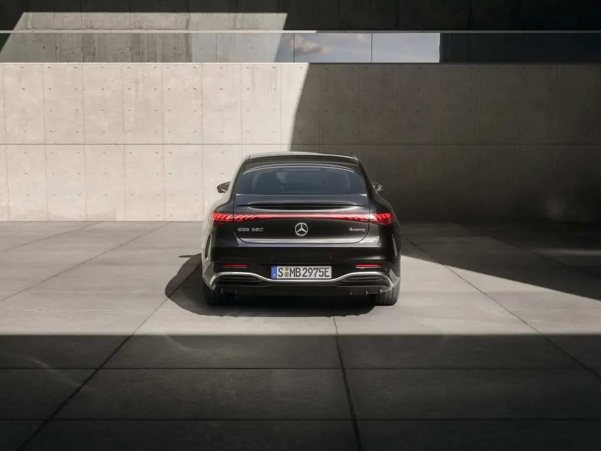 Elettronauti - Mercedes-Benz EQS 400 (MY26) - Nero - Esterno - Vista anteriore a tre quarti