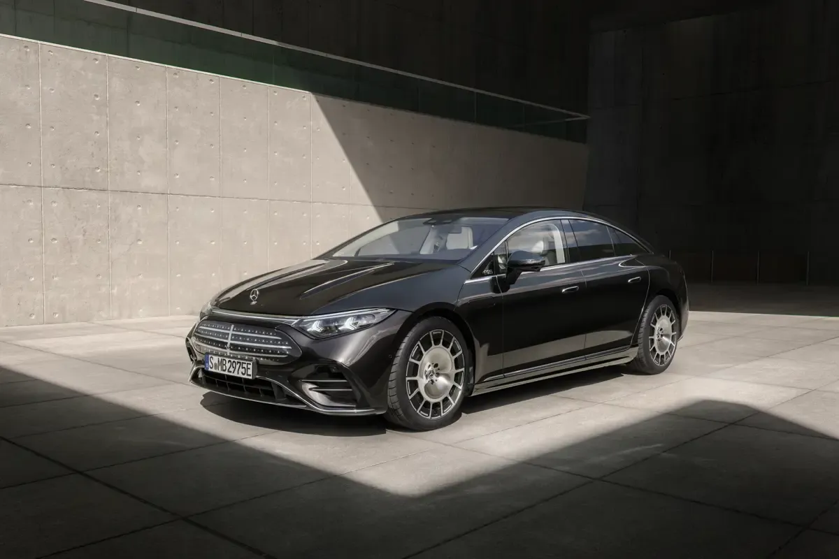 Elettronauti - Mercedes-Benz EQS 400 (MY26) - Dark Grey - Esterno - Vista anteriore a tre quarti