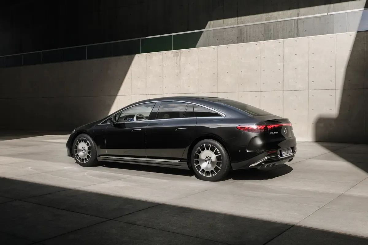 Elettronauti - Mercedes-Benz EQS 400 (MY26) - Grigio - Esterno - Vista anteriore a tre quarti