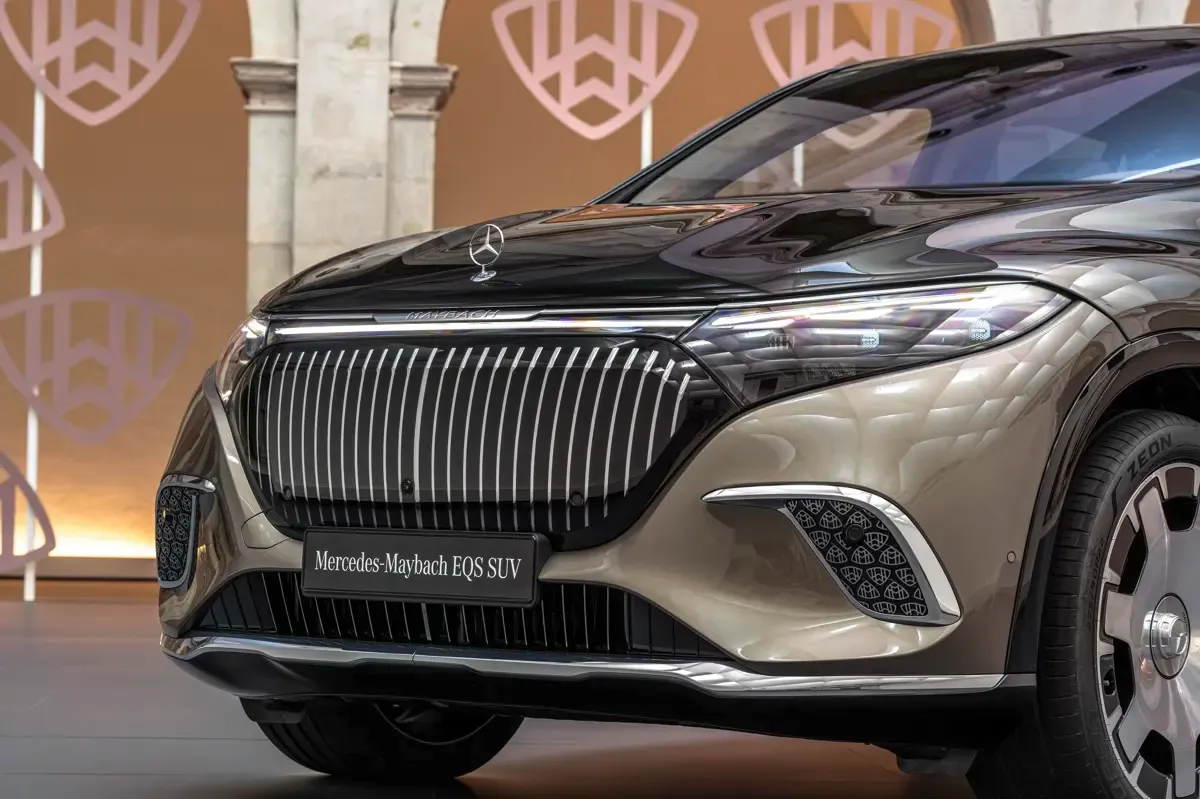 Elettronauti - Mercedes-Maybach EQS 680 SUV - Esterno - Vista anteriore a tre quarti