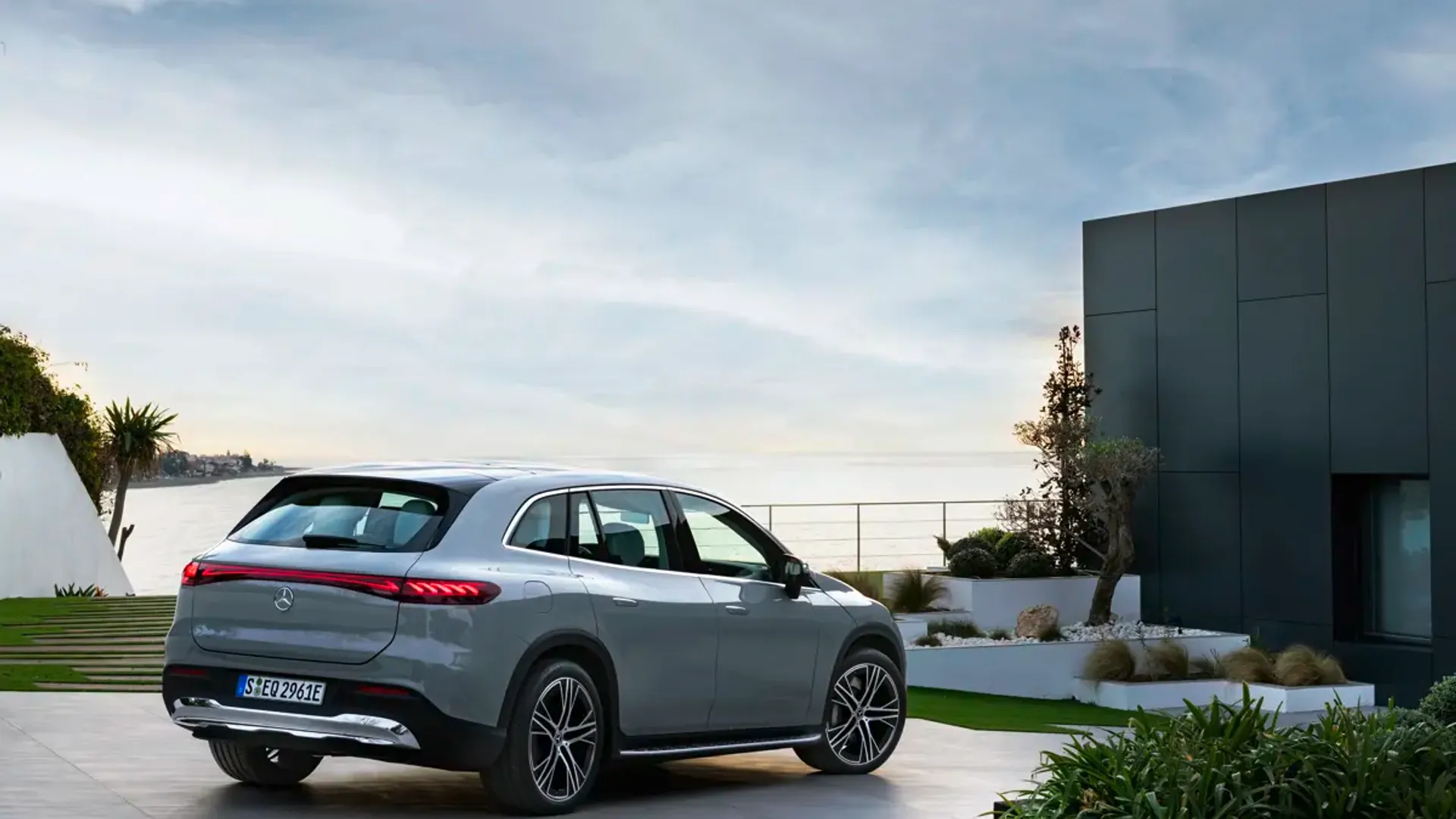 Elettronauti - Mercedes-Benz EQS SUV 450 4MATIC - Grigio - Esterno - Vista anteriore a tre quarti