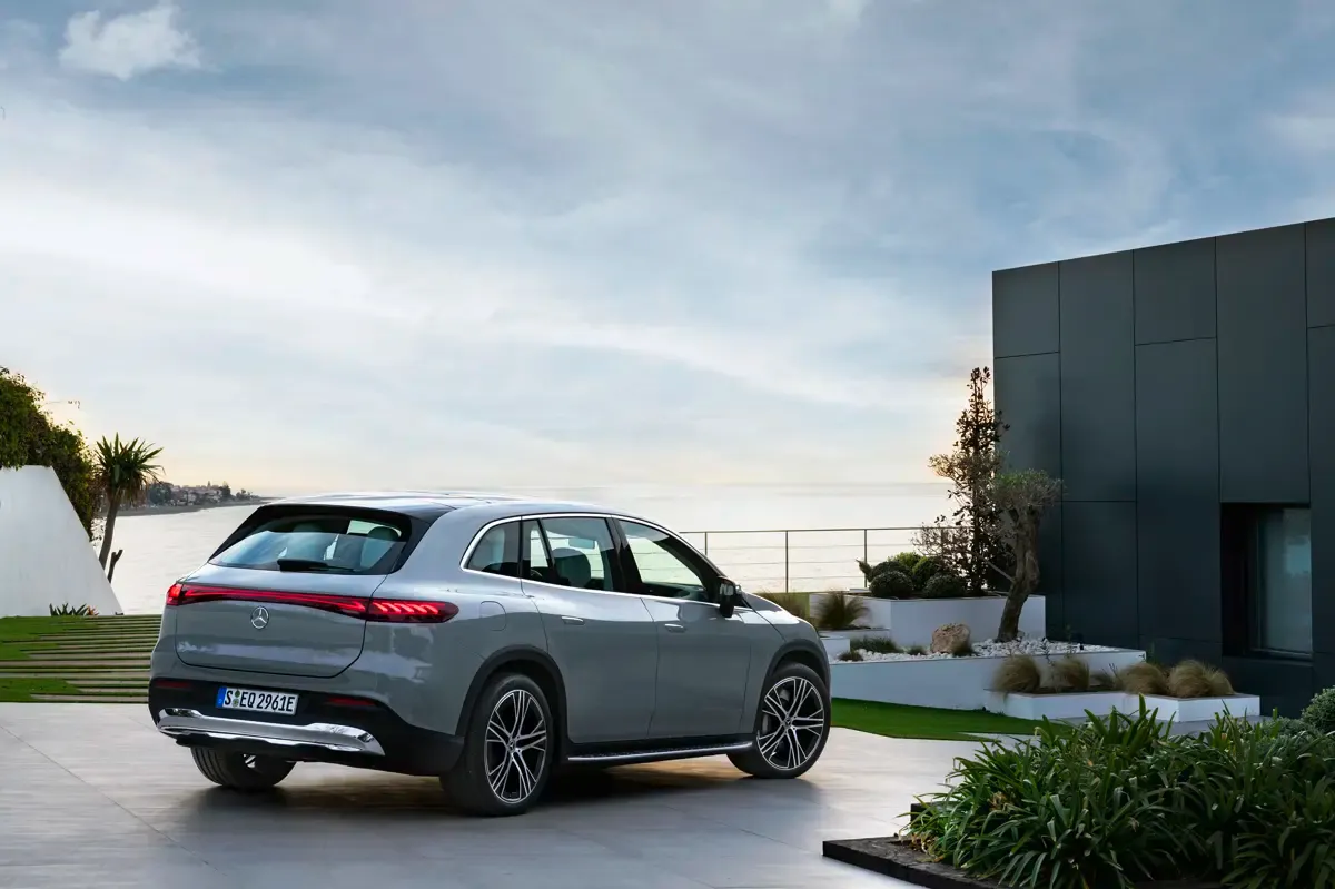 Elettronauti - Mercedes-Benz EQS SUV 450 4MATIC - Grigio - Esterno - Vista anteriore a tre quarti