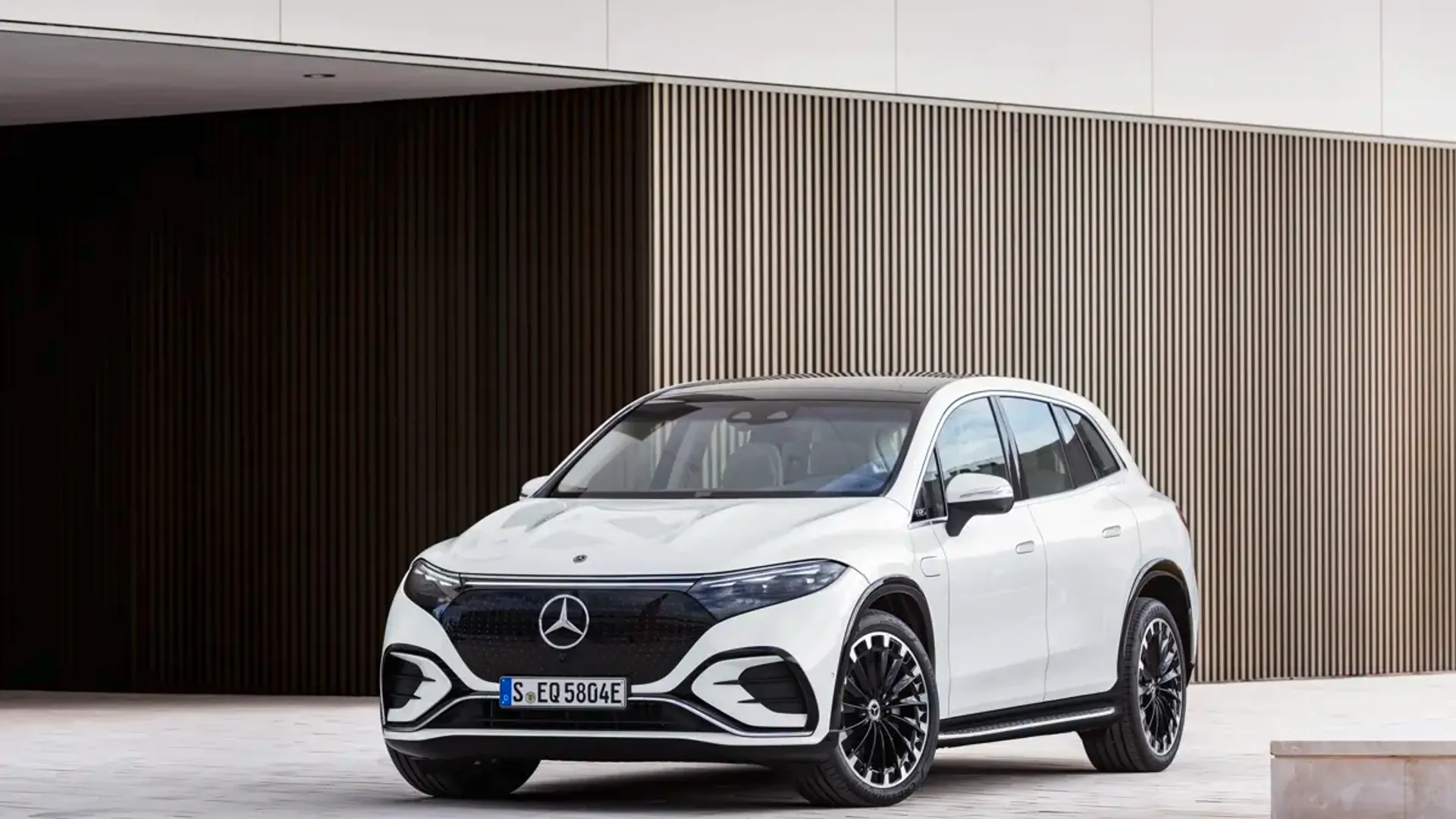 Elettronauti - Mercedes-Benz EQS SUV 450 4MATIC - Argento - Esterno - Vista anteriore a tre quarti