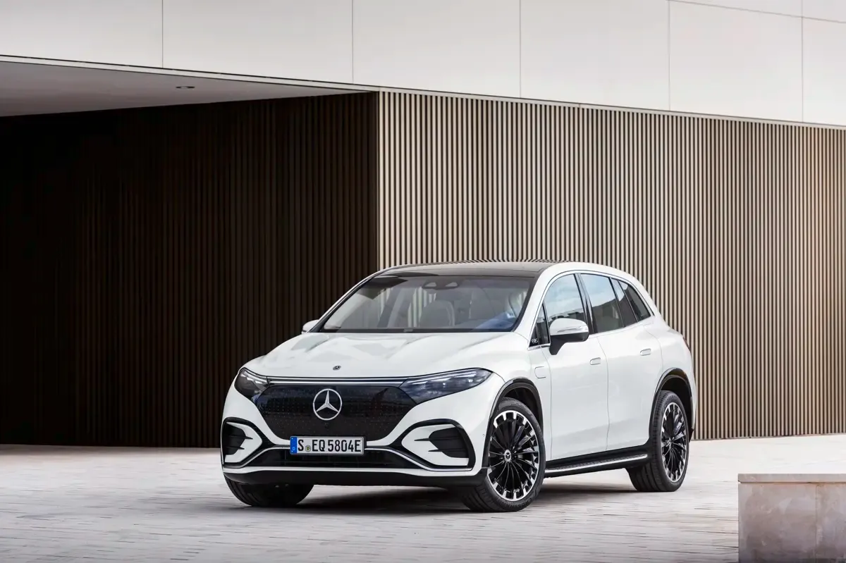 Elettronauti - Mercedes-Benz EQS SUV 450 4MATIC - Argento - Esterno - Vista anteriore a tre quarti