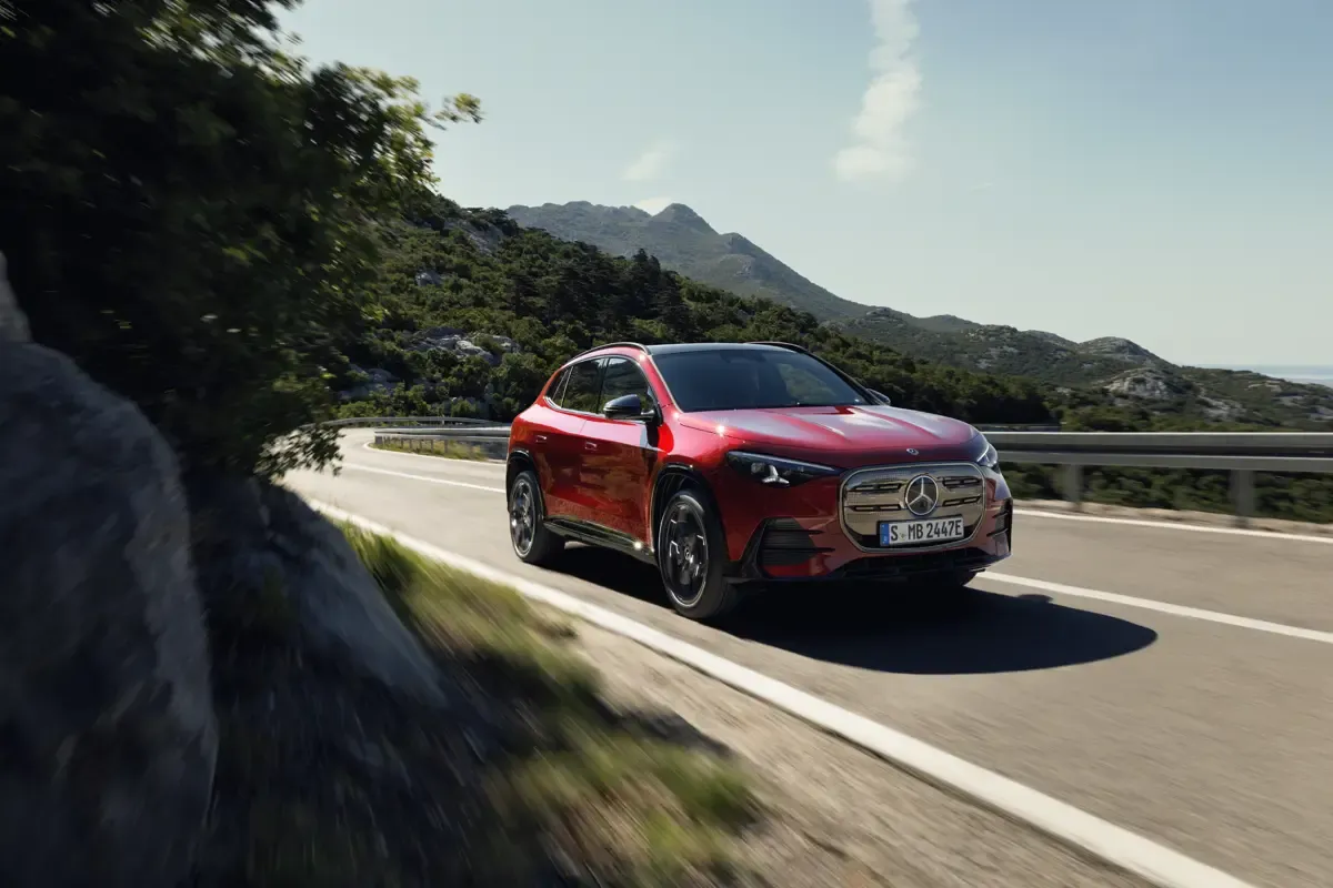 Elettronauti - Mercedes-Benz GLA 200 - Blu - Esterno - Vista anteriore a tre quarti