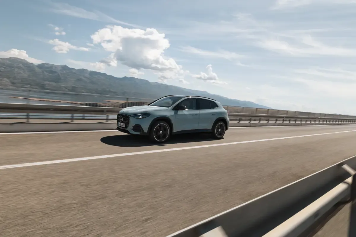 Elettronauti - Mercedes-Benz GLA 200 - Grigio - Esterno - Vista anteriore a tre quarti