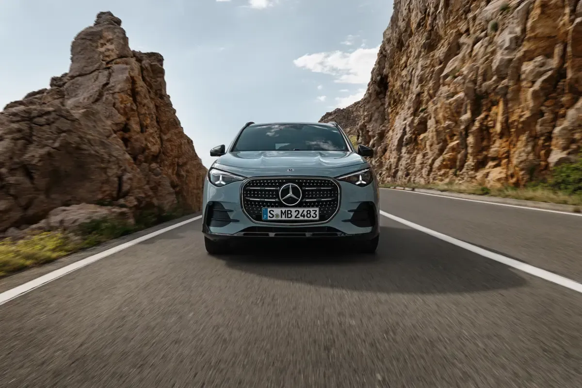 Elettronauti - Mercedes-Benz GLA 200 - Grigio - Esterno - Vista anteriore a tre quarti