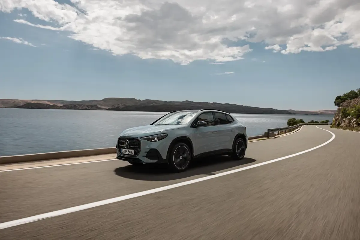 Elettronauti - Mercedes-Benz GLA 200 - Grigio - Esterno - Vista anteriore a tre quarti