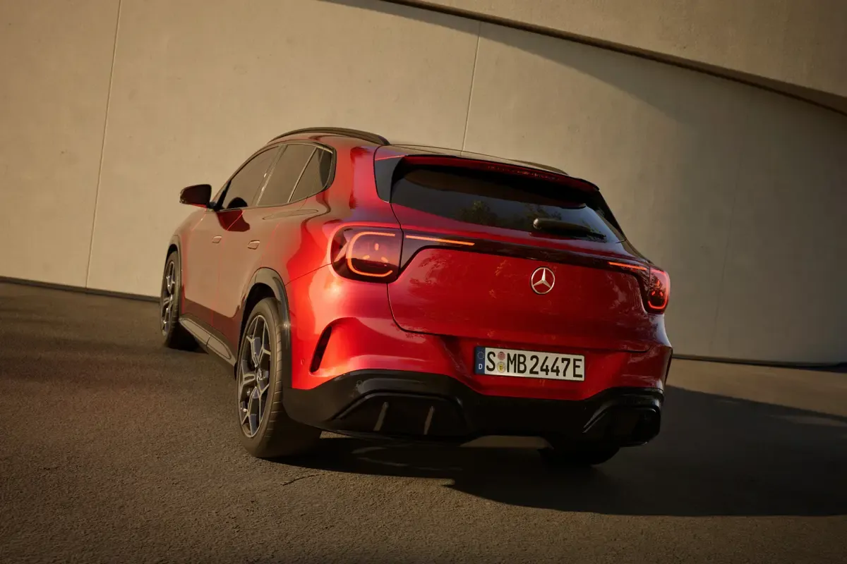 Elettronauti - Mercedes-Benz GLA 200 - Argento - Esterno - Vista anteriore a tre quarti