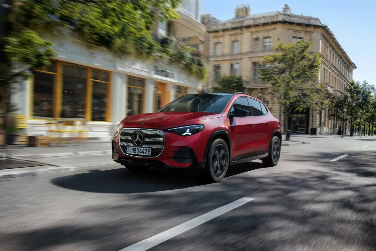 Elettronauti - Mercedes-Benz GLA 200 - Argento - Esterno - Vista anteriore a tre quarti