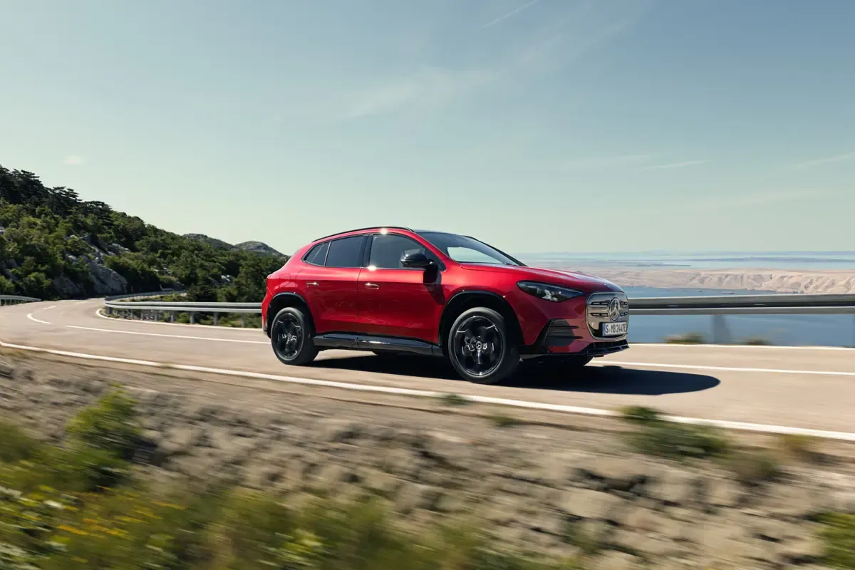Elettronauti - Mercedes-Benz GLA 200 - Argento - Esterno - Vista anteriore a tre quarti