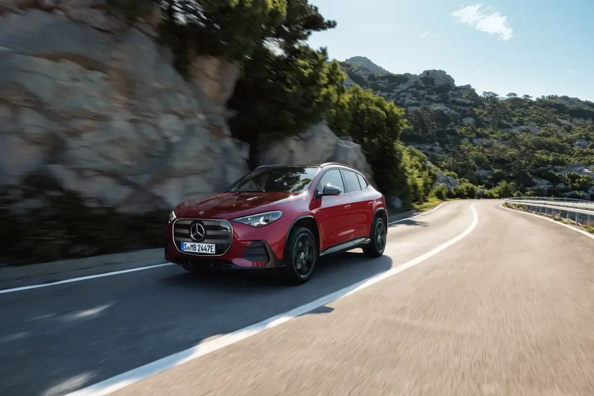 Elettronauti - Mercedes-Benz GLA 200 - Argento - Esterno - Vista anteriore a tre quarti