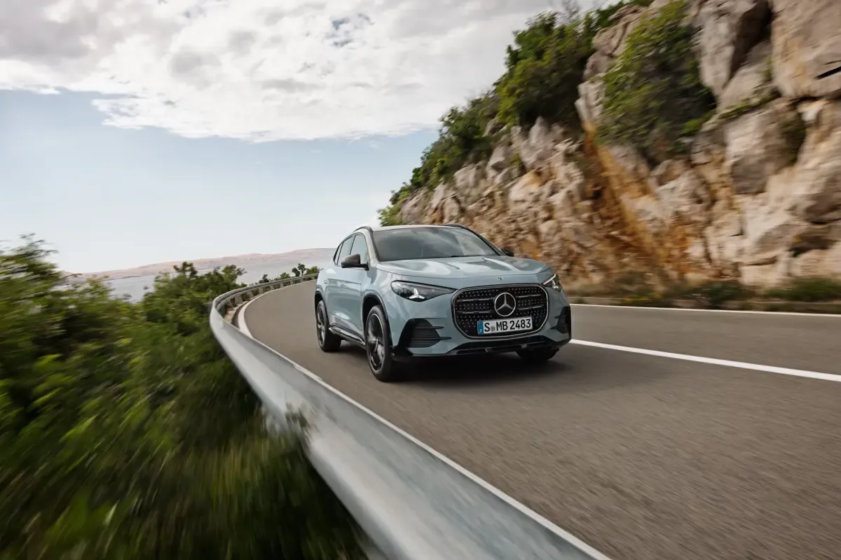 Elettronauti - Mercedes-Benz GLA 200 - Argento - Esterno - Vista anteriore a tre quarti