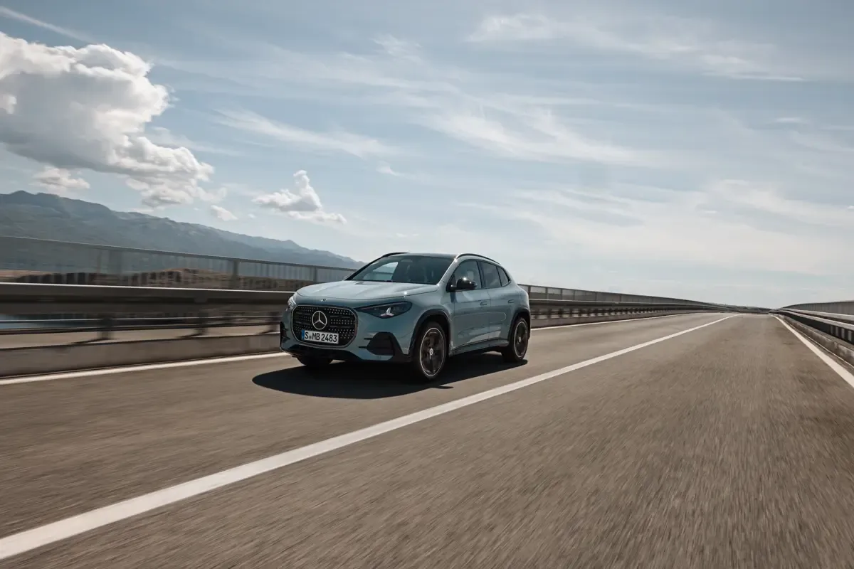 Elettronauti - Mercedes-Benz GLA 200 - Bianco - Esterno - Vista anteriore a tre quarti