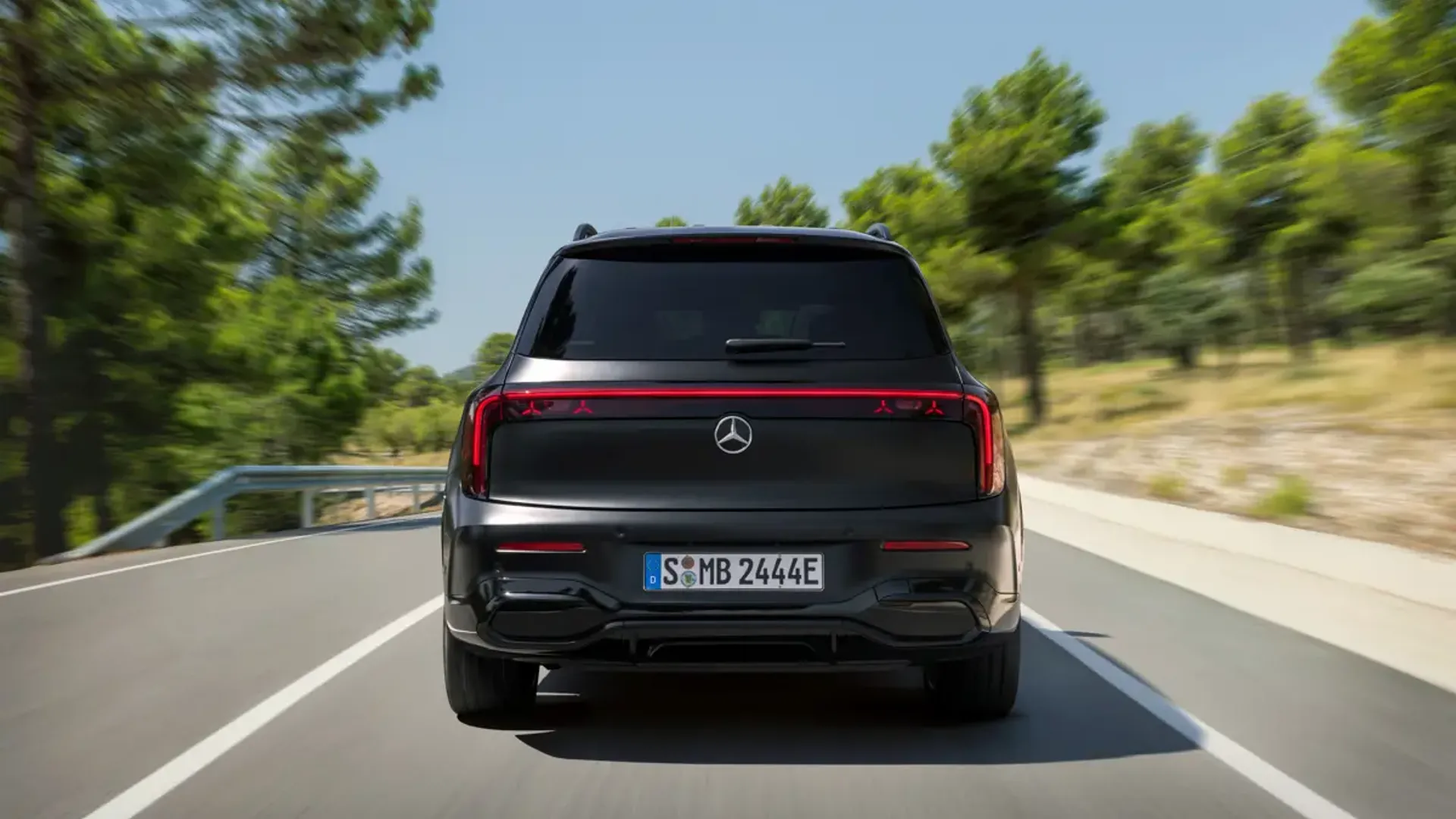 Elettronauti - Mercedes-Benz GLB 250+ - Blu - Esterno - Vista anteriore a tre quarti