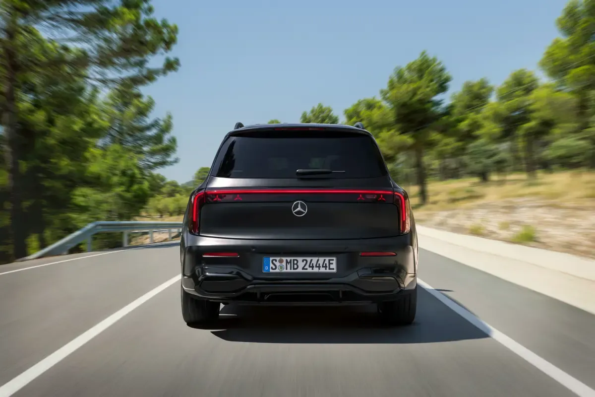 Elettronauti - Mercedes-Benz GLB 250+ - Blu - Esterno - Vista anteriore a tre quarti