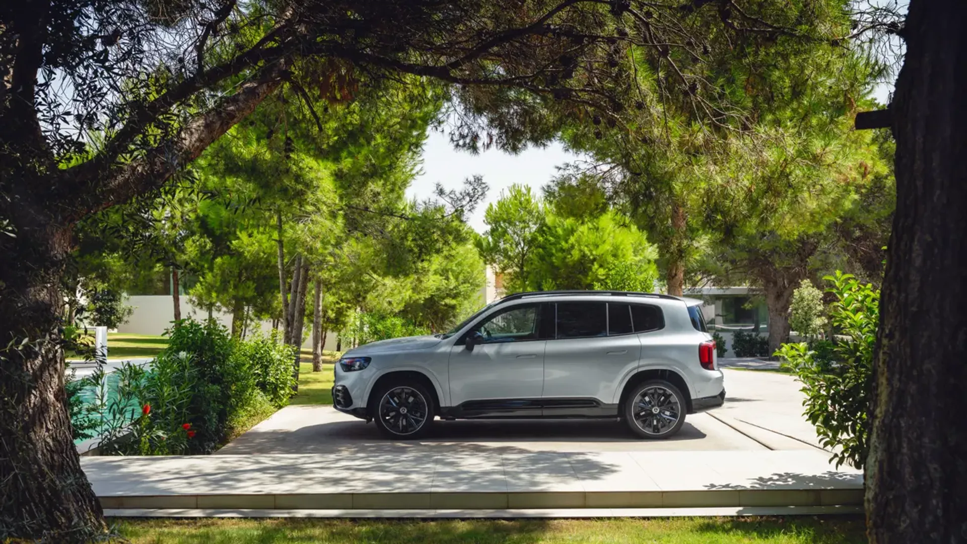 Elettronauti - Mercedes-Benz GLB 250+ - Blu - Esterno - Vista anteriore a tre quarti