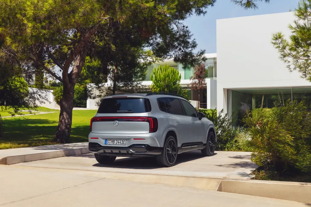 Elettronauti - Mercedes-Benz GLB 250+ - Blu - Esterno - Vista anteriore a tre quarti