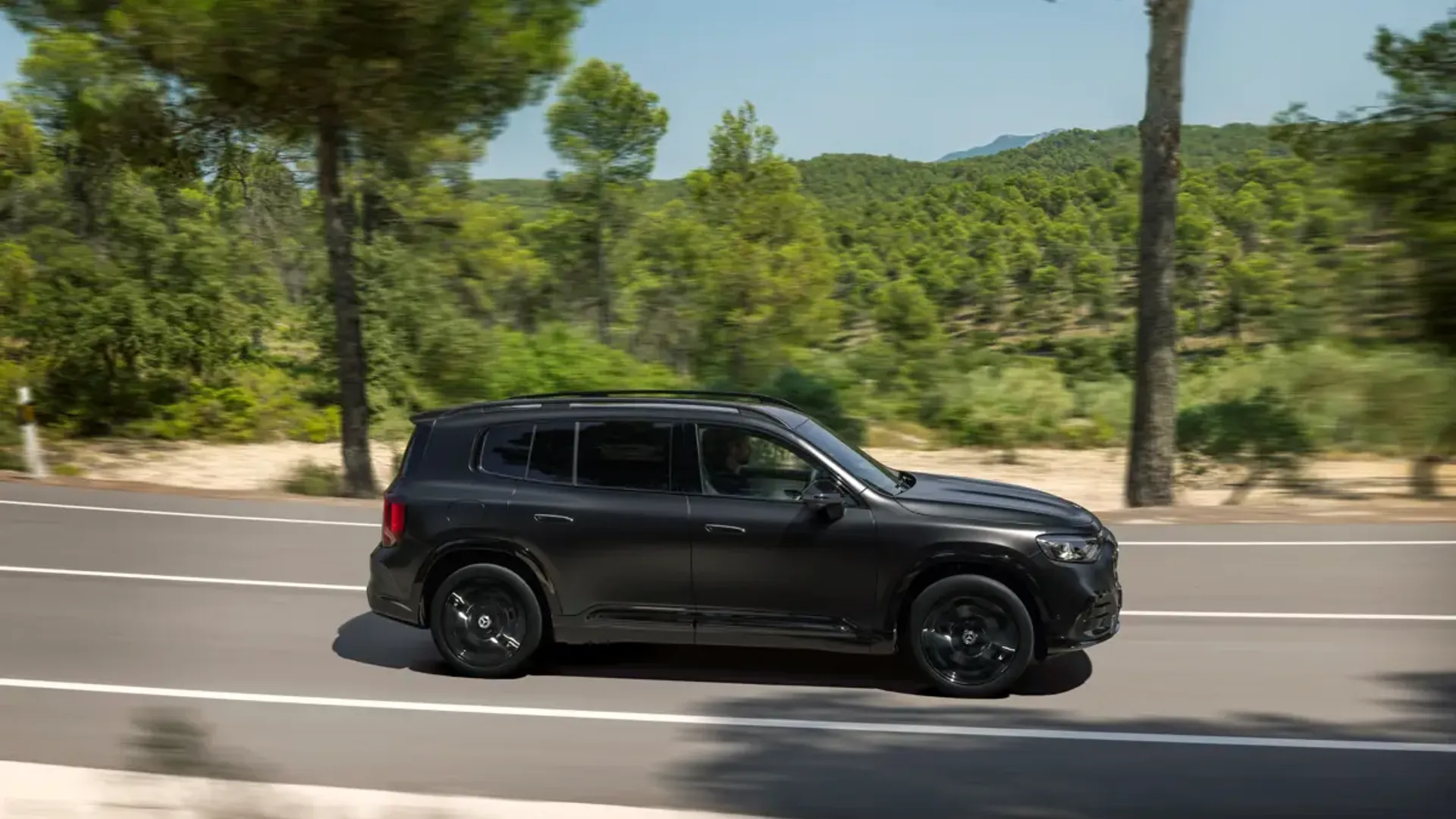 Elettronauti - Mercedes-Benz GLB 250+ - Blu - Esterno - Vista anteriore a tre quarti