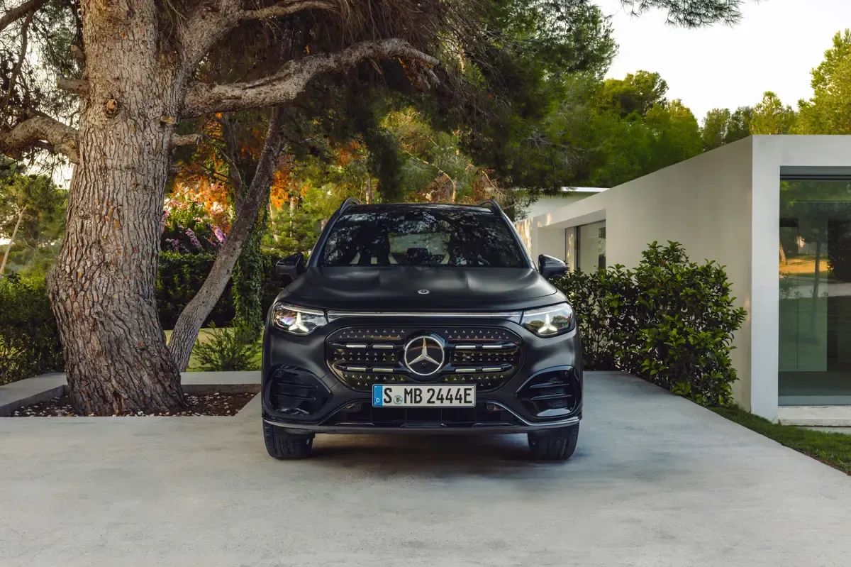 Elettronauti - Mercedes-Benz GLB 250+ - Blu - Esterno - Vista anteriore a tre quarti