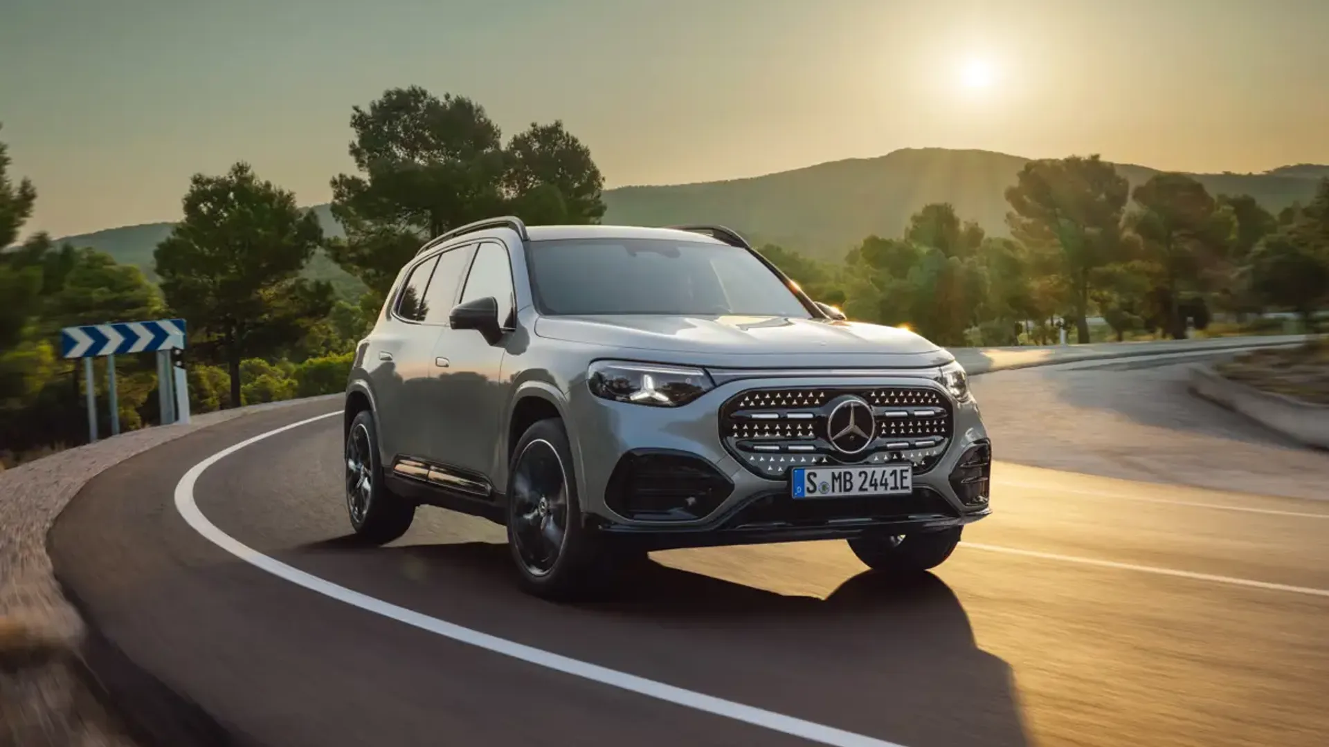 Elettronauti - Mercedes-Benz GLB 250+ - Grigio - Esterno - Vista anteriore a tre quarti