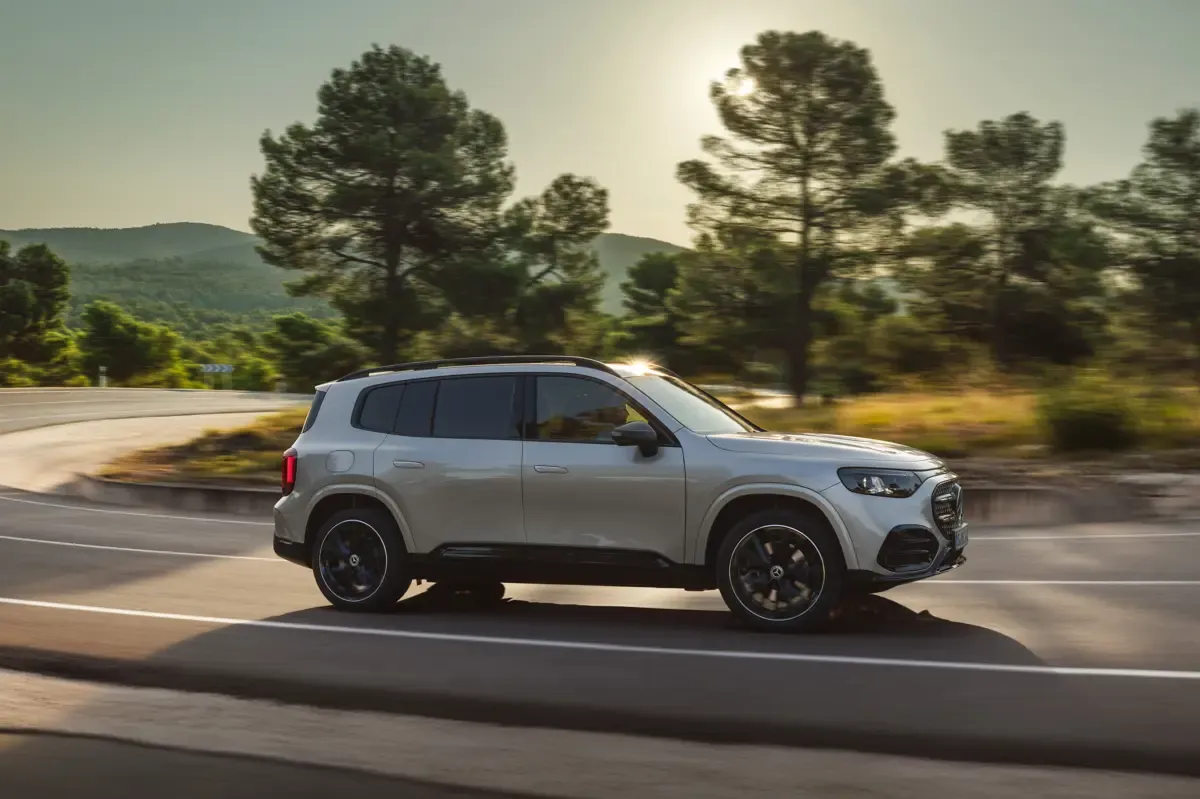 Elettronauti - Mercedes-Benz GLB 250+ - Grigio - Esterno - Vista anteriore a tre quarti
