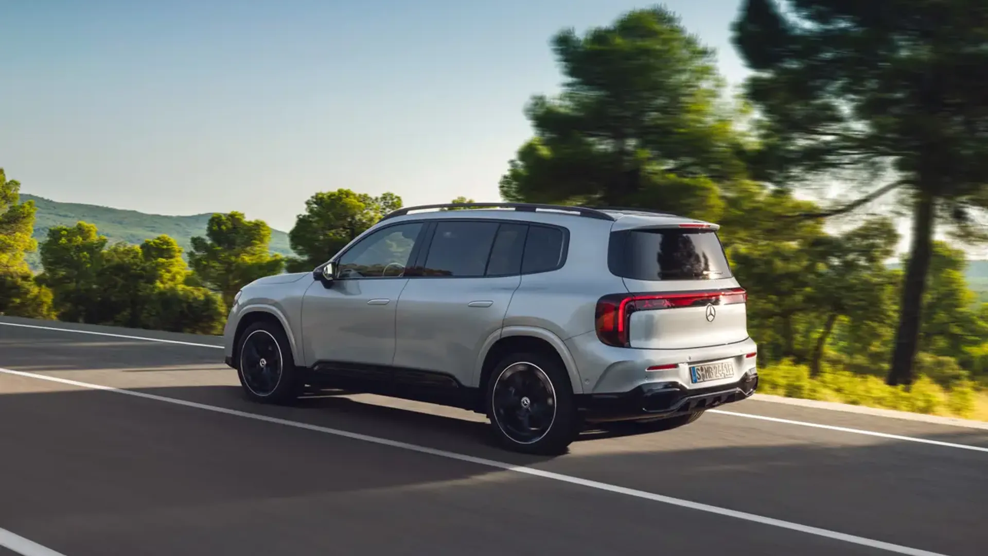 Elettronauti - Mercedes-Benz GLB 250+ - Grigio - Esterno - Vista anteriore a tre quarti