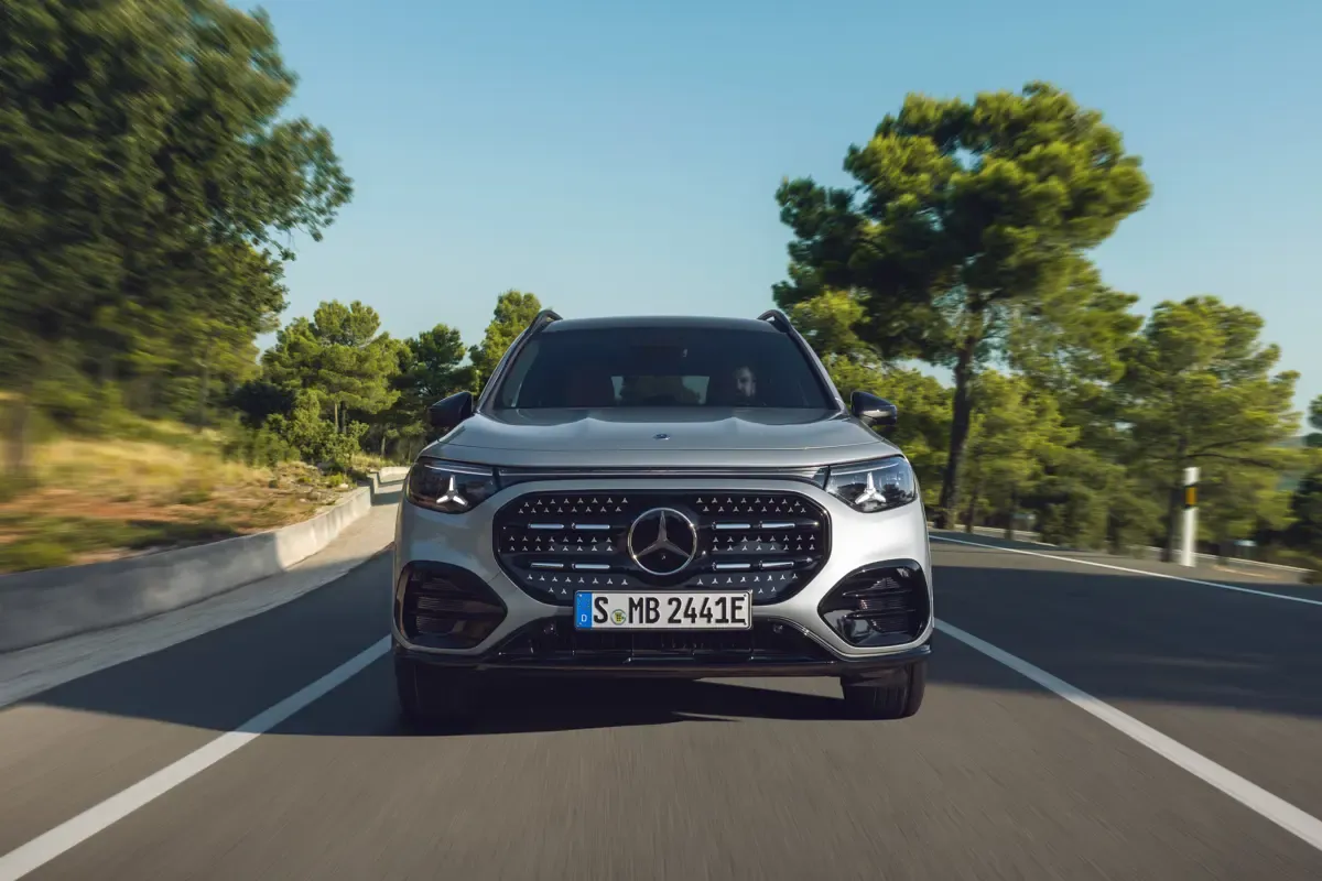 Elettronauti - Mercedes-Benz GLB 250+ - Argento - Esterno - Vista anteriore a tre quarti