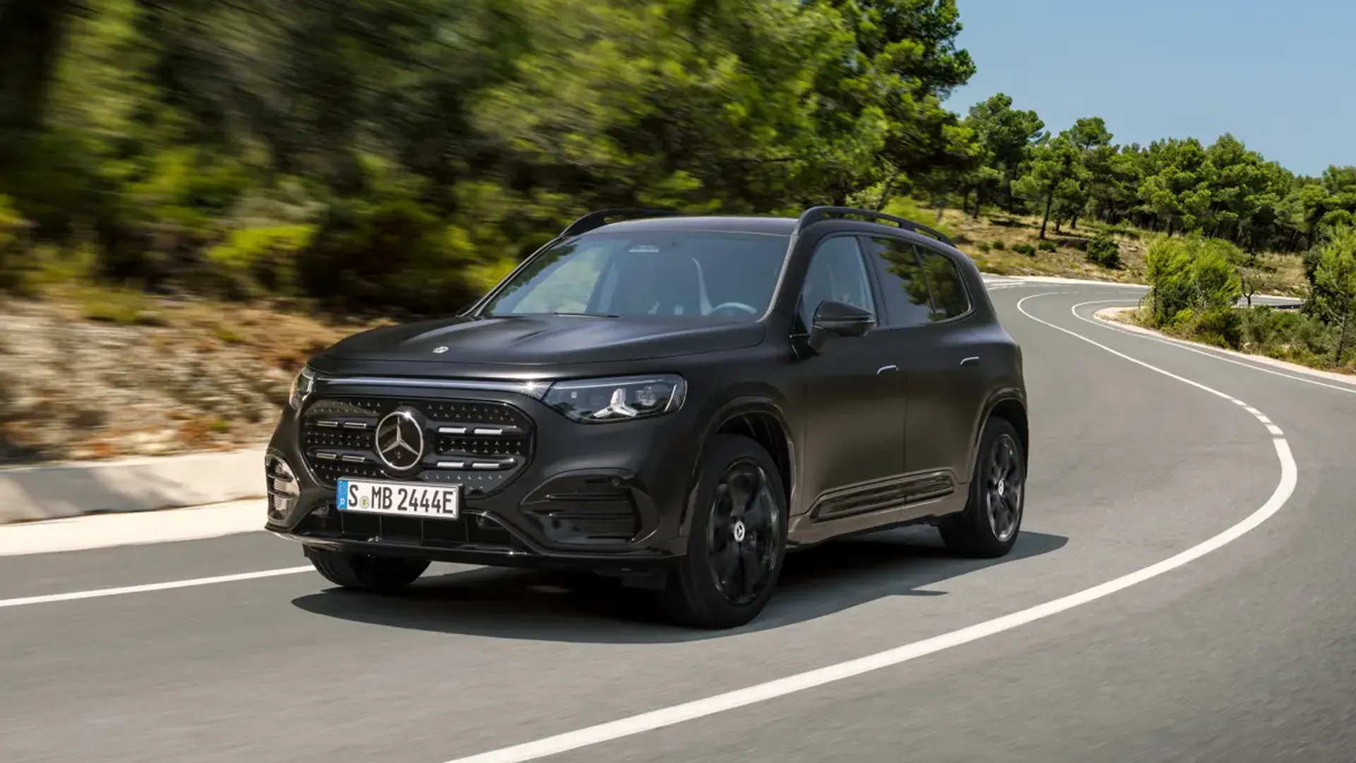 Elettronauti - Mercedes-Benz GLB 250+ - Bianco - Esterno - Vista anteriore a tre quarti