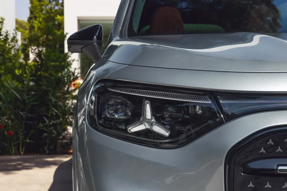 Elettronauti - Mercedes-Benz GLB 250+ - Bianco - Esterno - Vista anteriore a tre quarti