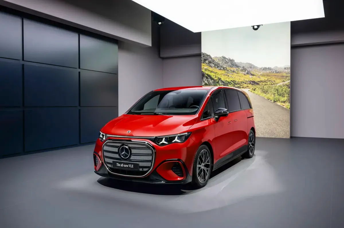 Elettronauti - Mercedes-Benz VLE 300 - Nero - Esterno - Vista anteriore a tre quarti