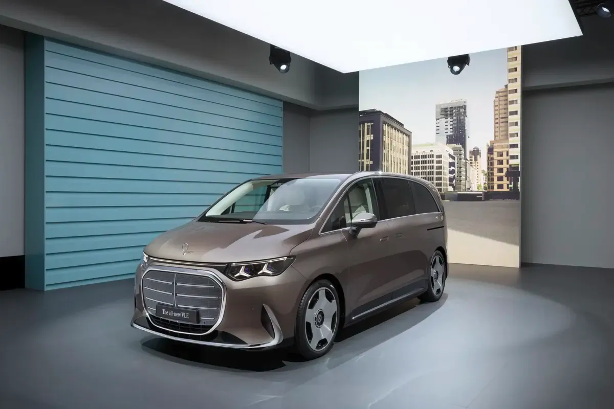 Elettronauti - Mercedes-Benz VLE 300 - Nero - Esterno - Vista anteriore a tre quarti